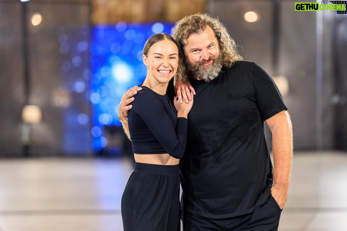 Adriana Mašková - 5.6K Likes - 🕺🏾💃🏽 POPIS K FOTKÁM 🤷🏽♂️🤌🏽
Dnes trochu z jiného soudku. Pojďme se společně podívat na to, v jakých fázích probíhají naše tréninky s @adrianamaskova ve @stardancecz 🤌🏽🕺🏾💃🏽
1️⃣ Přivítání. Fáze absolutního štěstí. ☺️
2️⃣ Adri se snaží nesmát se mi. Jde ji to. Jde? 🤔
3️⃣ Helena Vondráčková; Vzhůru k výškám 🙄
4️⃣ Josef: Nas nedogonjať 🏃🏽♂️
5️⃣ Pokud se Vám doteď v životě nazapletly vlastní nohy do sebe samých, je potřeba některé věci přehodnotit 💅🏼
6️⃣ Adri: “Toto je MŮJ taneční prostor a TOTO je tvůj 🤌🏽✔️
7️⃣ Věšák na prádlo ©️
8️⃣ Až na vrcholky hor, Věra Martinová 👯♀️
9️⃣ V absolutním vyčerpání hledáte EXIT a vysíláte signály 🆘
1️⃣0️⃣ Jde se (no, jde se, kulhá a nebo spíš zběsilý úprk🤷🏽♂️…) domů CHA~CHA~CHA
Díky milá Adri za trpělivost. Tvým úkolem je ve mně najít tanečníka. Stejně jako Michelangelo našel v kuse kamene Davida. Děláš to fantasticky!
❤️❤️❤️
©️ @ceskatelevize
📸 @mikulas_krepelka
#stardance #dance #tanec #pohyb #sport #makame #jedemedal #usmev #endorfiny #televize #ceskatelevize #herec #tanecnice #adriajosef #strictlycomedancing #letsdance #💃🏽 #🕺🏾