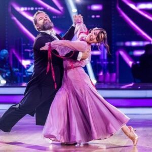 Adriana Mašková Instagram - •ŽÁDNÝ SENTIMENT•

Naopak. Valčík nás s mou nejmilovanějsi @adrianamaskova strašně bavil. Adri vytvořila překrásnou choreografii a svým empatický přístupem zajistila to, že jsem se do tohoto tance zamiloval. Opravdu. 

A atmosféra? Být ve stém díle @stardancecz se všemi legendami, které kdysi stály na úplně stejném parketu byl zážitek, který ve mně bude rezonovat do konce života. Když se totiž spojí tak obrovské množství energie všech těch krásných lidí, tak to ani nemůže dopadnout jinak, myslím. 🥹

@davidprachar59 a @zuzistastna nám budou moc chybět, o tom žádná 😭 A Marek Eben dostal ode mě nabídku na HPP. O jejím průběhu Vás přirozeně budeme informovat…✔️

Koukali jste? 🤷🏽‍♂️ Děkujeme Vám za každý jeden hlas. Jste v tom s námi a máte nás na svědomí!!! 🥰

PS.: 📸 @mikulas_krepelka děkujeme za nádherné fotky!

©️ @ceskatelevize