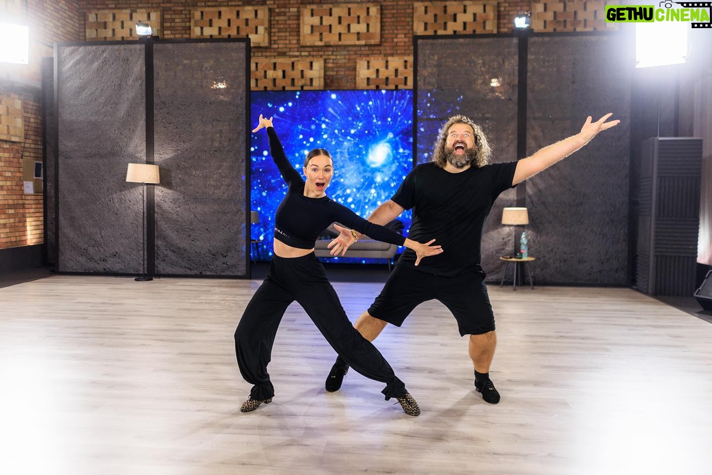Adriana Mašková - 5.6K Likes - 🕺🏾💃🏽 POPIS K FOTKÁM 🤷🏽♂️🤌🏽
Dnes trochu z jiného soudku. Pojďme se společně podívat na to, v jakých fázích probíhají naše tréninky s @adrianamaskova ve @stardancecz 🤌🏽🕺🏾💃🏽
1️⃣ Přivítání. Fáze absolutního štěstí. ☺️
2️⃣ Adri se snaží nesmát se mi. Jde ji to. Jde? 🤔
3️⃣ Helena Vondráčková; Vzhůru k výškám 🙄
4️⃣ Josef: Nas nedogonjať 🏃🏽♂️
5️⃣ Pokud se Vám doteď v životě nazapletly vlastní nohy do sebe samých, je potřeba některé věci přehodnotit 💅🏼
6️⃣ Adri: “Toto je MŮJ taneční prostor a TOTO je tvůj 🤌🏽✔️
7️⃣ Věšák na prádlo ©️
8️⃣ Až na vrcholky hor, Věra Martinová 👯♀️
9️⃣ V absolutním vyčerpání hledáte EXIT a vysíláte signály 🆘
1️⃣0️⃣ Jde se (no, jde se, kulhá a nebo spíš zběsilý úprk🤷🏽♂️…) domů CHA~CHA~CHA
Díky milá Adri za trpělivost. Tvým úkolem je ve mně najít tanečníka. Stejně jako Michelangelo našel v kuse kamene Davida. Děláš to fantasticky!
❤️❤️❤️
©️ @ceskatelevize
📸 @mikulas_krepelka
#stardance #dance #tanec #pohyb #sport #makame #jedemedal #usmev #endorfiny #televize #ceskatelevize #herec #tanecnice #adriajosef #strictlycomedancing #letsdance #💃🏽 #🕺🏾