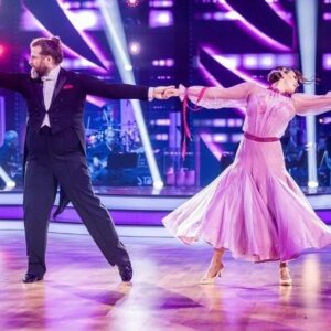 Adriana Mašková Instagram - •ŽÁDNÝ SENTIMENT•

Naopak. Valčík nás s mou nejmilovanějsi @adrianamaskova strašně bavil. Adri vytvořila překrásnou choreografii a svým empatický přístupem zajistila to, že jsem se do tohoto tance zamiloval. Opravdu. 

A atmosféra? Být ve stém díle @stardancecz se všemi legendami, které kdysi stály na úplně stejném parketu byl zážitek, který ve mně bude rezonovat do konce života. Když se totiž spojí tak obrovské množství energie všech těch krásných lidí, tak to ani nemůže dopadnout jinak, myslím. 🥹

@davidprachar59 a @zuzistastna nám budou moc chybět, o tom žádná 😭 A Marek Eben dostal ode mě nabídku na HPP. O jejím průběhu Vás přirozeně budeme informovat…✔️

Koukali jste? 🤷🏽‍♂️ Děkujeme Vám za každý jeden hlas. Jste v tom s námi a máte nás na svědomí!!! 🥰

PS.: 📸 @mikulas_krepelka děkujeme za nádherné fotky!

©️ @ceskatelevize