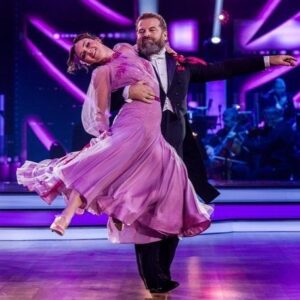 Adriana Mašková Instagram - •ŽÁDNÝ SENTIMENT•

Naopak. Valčík nás s mou nejmilovanějsi @adrianamaskova strašně bavil. Adri vytvořila překrásnou choreografii a svým empatický přístupem zajistila to, že jsem se do tohoto tance zamiloval. Opravdu. 

A atmosféra? Být ve stém díle @stardancecz se všemi legendami, které kdysi stály na úplně stejném parketu byl zážitek, který ve mně bude rezonovat do konce života. Když se totiž spojí tak obrovské množství energie všech těch krásných lidí, tak to ani nemůže dopadnout jinak, myslím. 🥹

@davidprachar59 a @zuzistastna nám budou moc chybět, o tom žádná 😭 A Marek Eben dostal ode mě nabídku na HPP. O jejím průběhu Vás přirozeně budeme informovat…✔️

Koukali jste? 🤷🏽‍♂️ Děkujeme Vám za každý jeden hlas. Jste v tom s námi a máte nás na svědomí!!! 🥰

PS.: 📸 @mikulas_krepelka děkujeme za nádherné fotky!

©️ @ceskatelevize