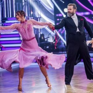Adriana Mašková Instagram - •ŽÁDNÝ SENTIMENT•

Naopak. Valčík nás s mou nejmilovanějsi @adrianamaskova strašně bavil. Adri vytvořila překrásnou choreografii a svým empatický přístupem zajistila to, že jsem se do tohoto tance zamiloval. Opravdu. 

A atmosféra? Být ve stém díle @stardancecz se všemi legendami, které kdysi stály na úplně stejném parketu byl zážitek, který ve mně bude rezonovat do konce života. Když se totiž spojí tak obrovské množství energie všech těch krásných lidí, tak to ani nemůže dopadnout jinak, myslím. 🥹

@davidprachar59 a @zuzistastna nám budou moc chybět, o tom žádná 😭 A Marek Eben dostal ode mě nabídku na HPP. O jejím průběhu Vás přirozeně budeme informovat…✔️

Koukali jste? 🤷🏽‍♂️ Děkujeme Vám za každý jeden hlas. Jste v tom s námi a máte nás na svědomí!!! 🥰

PS.: 📸 @mikulas_krepelka děkujeme za nádherné fotky!

©️ @ceskatelevize