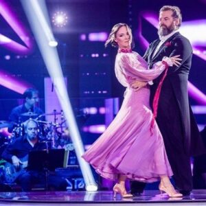 Adriana Mašková Instagram - •ŽÁDNÝ SENTIMENT•

Naopak. Valčík nás s mou nejmilovanějsi @adrianamaskova strašně bavil. Adri vytvořila překrásnou choreografii a svým empatický přístupem zajistila to, že jsem se do tohoto tance zamiloval. Opravdu. 

A atmosféra? Být ve stém díle @stardancecz se všemi legendami, které kdysi stály na úplně stejném parketu byl zážitek, který ve mně bude rezonovat do konce života. Když se totiž spojí tak obrovské množství energie všech těch krásných lidí, tak to ani nemůže dopadnout jinak, myslím. 🥹

@davidprachar59 a @zuzistastna nám budou moc chybět, o tom žádná 😭 A Marek Eben dostal ode mě nabídku na HPP. O jejím průběhu Vás přirozeně budeme informovat…✔️

Koukali jste? 🤷🏽‍♂️ Děkujeme Vám za každý jeden hlas. Jste v tom s námi a máte nás na svědomí!!! 🥰

PS.: 📸 @mikulas_krepelka děkujeme za nádherné fotky!

©️ @ceskatelevize