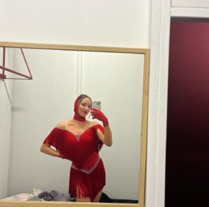 Adriana Mašková Instagram - V nějaké zprávě bylo napsáno, že jsem jako italská Červená Karkulka 😄❤️ a co víc si přát! 😄❤️

💄 @sablikovamakeup 
👗 @kostymerna.cz @nosme_dance