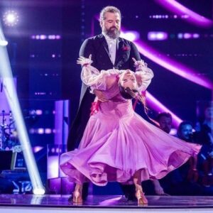 Adriana Mašková Instagram - •ŽÁDNÝ SENTIMENT•

Naopak. Valčík nás s mou nejmilovanějsi @adrianamaskova strašně bavil. Adri vytvořila překrásnou choreografii a svým empatický přístupem zajistila to, že jsem se do tohoto tance zamiloval. Opravdu. 

A atmosféra? Být ve stém díle @stardancecz se všemi legendami, které kdysi stály na úplně stejném parketu byl zážitek, který ve mně bude rezonovat do konce života. Když se totiž spojí tak obrovské množství energie všech těch krásných lidí, tak to ani nemůže dopadnout jinak, myslím. 🥹

@davidprachar59 a @zuzistastna nám budou moc chybět, o tom žádná 😭 A Marek Eben dostal ode mě nabídku na HPP. O jejím průběhu Vás přirozeně budeme informovat…✔️

Koukali jste? 🤷🏽‍♂️ Děkujeme Vám za každý jeden hlas. Jste v tom s námi a máte nás na svědomí!!! 🥰

PS.: 📸 @mikulas_krepelka děkujeme za nádherné fotky!

©️ @ceskatelevize