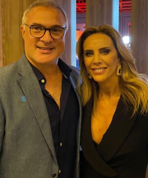 Adriana Salonia Instagram - Vimos #elprimerodenosotros en cine todos juntos. Aquí van algunas imágenes de esta hermosa  noche compartida♥️
Gracias @mariagorof por vestirme.
Y @mauriciocamilomaquillador por tus manos mágicas.

Lunes 21 de marzo en @telefe también en @paramountplusla 
@vis_global
 @darioturo @guillermo.pendino