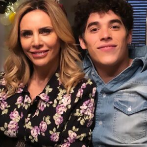 Adriana Salonia Instagram - Un poco más del back @primerodenosotrosok 
@telefe 
@paramountplusla 
@vis_global
@guillermo.pendino @darioturo 
#autores @korovs @romi.moretto @micaelalibson @juanciuffo75