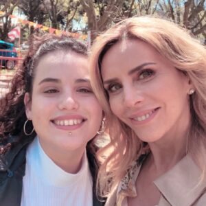Adriana Salonia Instagram - Un poco más del back @primerodenosotrosok 
@telefe 
@paramountplusla 
@vis_global
@guillermo.pendino @darioturo 
#autores @korovs @romi.moretto @micaelalibson @juanciuffo75