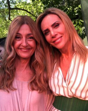 Adriana Salonia Instagram - Acá les comparto fotos de abrazos bien lindos con algunos de mis compañeros ♥️
 @primerodenosotrosok 
@darioturo @guillermo.pendino 
@telefe  @vis_global