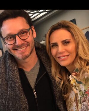 Adriana Salonia Instagram - Acá les comparto fotos de abrazos bien lindos con algunos de mis compañeros ♥️
 @primerodenosotrosok 
@darioturo @guillermo.pendino 
@telefe  @vis_global
