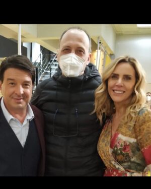 Adriana Salonia Instagram - Acá les comparto fotos de abrazos bien lindos con algunos de mis compañeros ♥️
 @primerodenosotrosok 
@darioturo @guillermo.pendino 
@telefe  @vis_global
