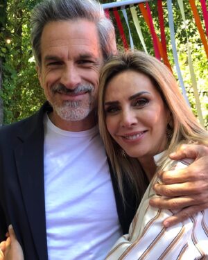Adriana Salonia Instagram - Acá les comparto fotos de abrazos bien lindos con algunos de mis compañeros ♥️
 @primerodenosotrosok 
@darioturo @guillermo.pendino 
@telefe  @vis_global