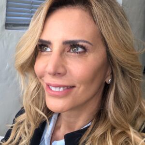 Adriana Salonia Instagram - #Mariana es mi personaje en #elprimerodenosotros 
Confieso que tuve miedo a la hora de encarar este personaje porque es totalmente diferente a mí en muchísimos aspectos. Y cómo todos los personajes cuando aprendo a no juzgarlos y a no criticarlos a la hora de componer, siempre terminan enseñándome algo valioso.
He ahí el desafío, y por eso quiero agradecer los mensajes de empatía y cariño que recibí estos días.
Gracias a los autores que con maestría nos regalaron hermosas escenas para contar esta historia. A todos y cada uno de mis compañeros porque nada se hace solo en este trabajo. 
Mariana va a pasar por todo y vamos  a aprender juntas.
Que lindo hacer este viaje con todos uds.
#vivalaficcionnacional 🧡
@primerodenosotrosok 
Gracias!!!

  #autores @korovs @romi.moretto @micaelalibson @juanciuffo75 

@darioturo @guillermo.pendino 
@telefe @vis_global
@primerodenosotrosok