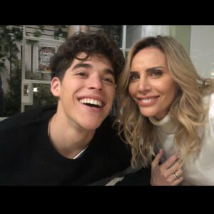 Adriana Salonia Instagram - Un poco de lo lindo que se vive mientras hacemos @primerodenosotrosok 
@telefe 
@paramountplusla 
@vis_global