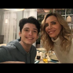 Adriana Salonia Instagram - Un poco de lo lindo que se vive mientras hacemos @primerodenosotrosok 
@telefe 
@paramountplusla 
@vis_global