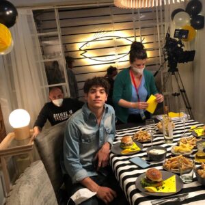 Adriana Salonia Instagram - Hoy hermoso capítulo con los hijos más talentosos  @fede.pezet , @elpurre  y mi adorado @soy_desantodd 
Gracias a esta hermosa familia de ficción que tanto disfruté en cada día de grabación.
Hoy Mariana aprende de sus hijos♥️
#elprimerodenosotros @telefe
@darioturo  @guillermo.pendino 
@vis_global @paramountplusla
