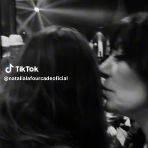 Adriana Varela Instagram - Gracias amiga @natalialafourcade por tu visita al querido @cafelahumedad. La magia de la música compartida!