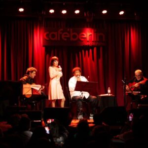 Adriana Varela Instagram - Noche de encuentros! Gracias @cafeberlinbuenosaires ! Sos lo más querido @negrorada !!! Hermosas fotos @horacioanneccafotografia !!! FELÍZ!