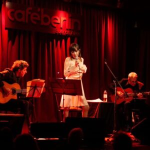 Adriana Varela Instagram - Noche de encuentros! Gracias @cafeberlinbuenosaires ! Sos lo más querido @negrorada !!! Hermosas fotos @horacioanneccafotografia !!! FELÍZ!