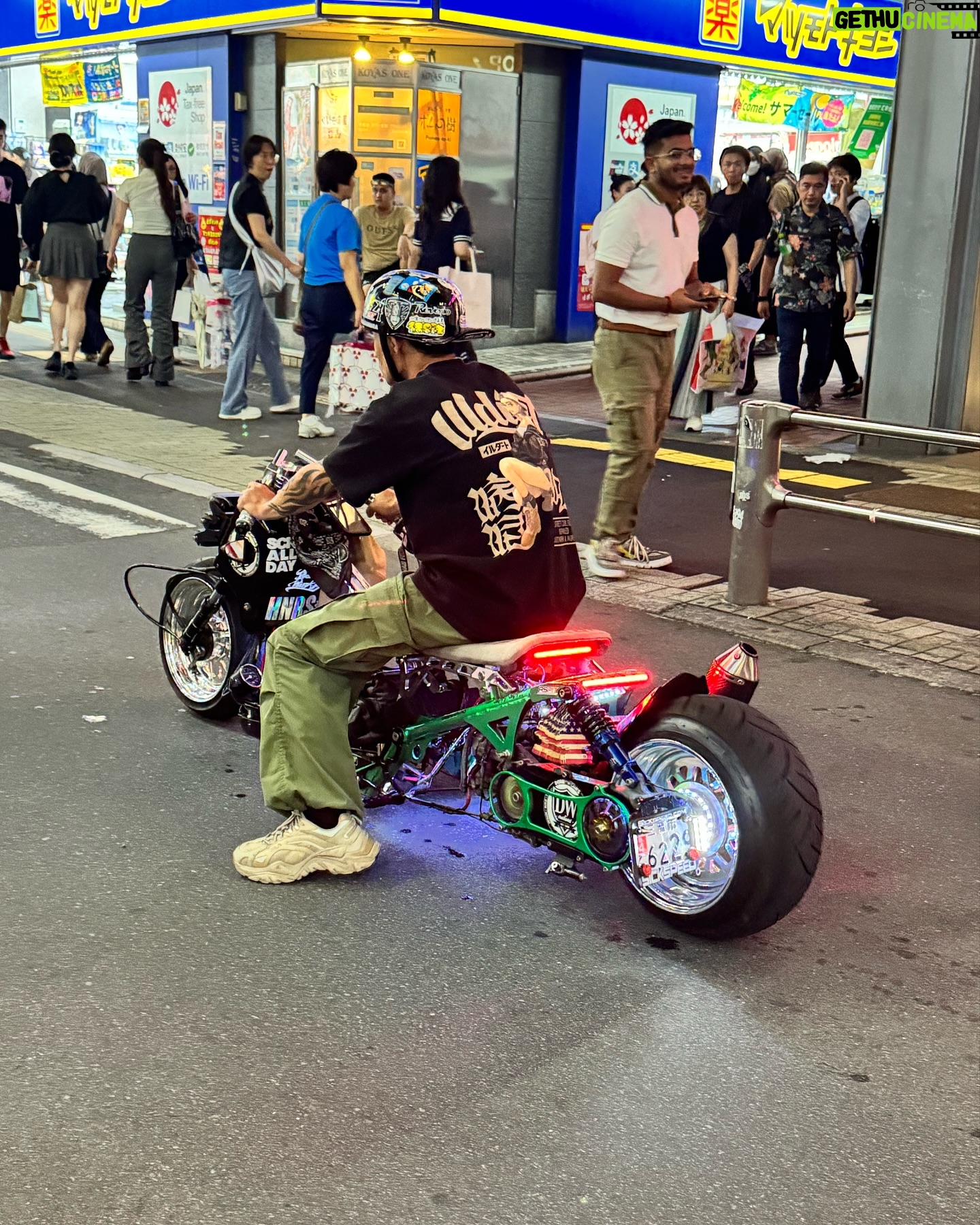 Adriane Galisteu - 108.8K Likes - Primeiro dia nesse lugar que superou todas as minhas expectativas, amando cada detalhe! Simplesmente apaixonada 🇯🇵 #japan #familia #feriasnojapao #tokyo
