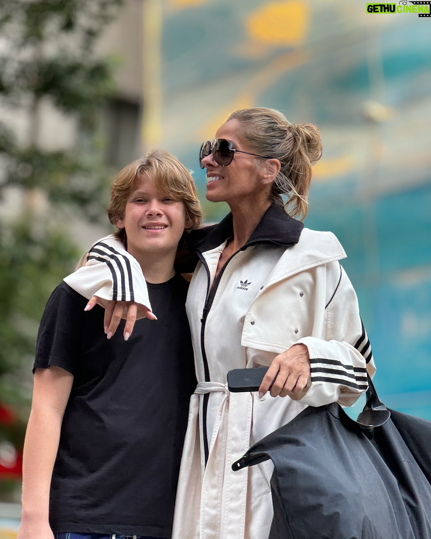Adriane Galisteu - 108.8K Likes - Primeiro dia nesse lugar que superou todas as minhas expectativas, amando cada detalhe! Simplesmente apaixonada 🇯🇵 #japan #familia #feriasnojapao #tokyo