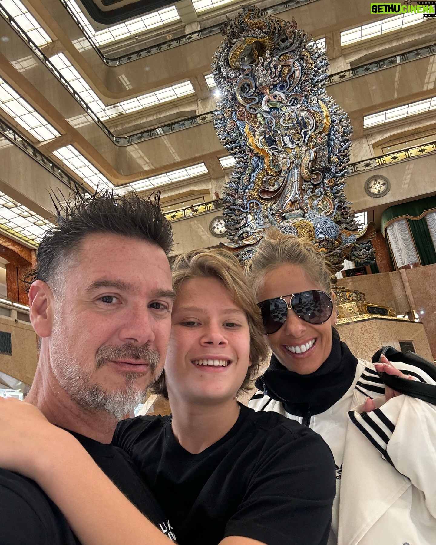 Adriane Galisteu - 108.8K Likes - Primeiro dia nesse lugar que superou todas as minhas expectativas, amando cada detalhe! Simplesmente apaixonada 🇯🇵 #japan #familia #feriasnojapao #tokyo