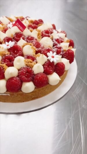 Adriano Zumbo Instagram - Little bits and bobs of what we do 🍰
Nothing makes me happier than making your bellies happy 🥺
Order your sweets at www.zumbotest.com
#zumbotest #zumbo #happybelly #love #cakelife