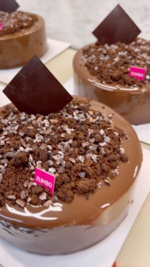 Adriano Zumbo Instagram - It’s a battle between our ‘Chocoholic’ and ‘V8 Vanilla’ for best seller large cakes. Chocoholic if also GF with layers of chocolate cake, chocolate caramel, chocolate crunch and chocolate mousse 🍫 it’s super well balanced and bloody tasty! If you haven’t tried it, get onto it 😍
#chocolate #chocoholic #v8 #noosa #zumbo #zumbotest #noosaville #sunshinecoast #love