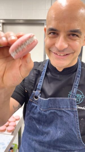 Adriano Zumbo Instagram - Finger Bun Zumbaron!
Who knows what a finger bun is? Correct answer wins a high 5 👋🏽
#zumbo #zumbotest #love #fingerbun #australia