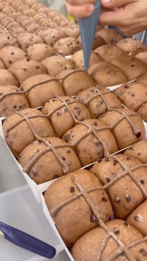 Adriano Zumbo Instagram - Pumping out chocolate hot x buns for todays orders! If you missed out on ordering, we will have some for the store. Open today 7am - 3pm 🐣🥰
#zumbotest #zumbo #easter #sunshinecoast #noosa #hotxbuns #noosaville