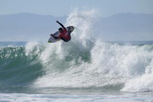 Adriano de Souza Instagram - Hoje o dia foi todo pra mim 🥰 peguei a melhor onda do campeonato no dia de hoje.
J Bay você é especial 🇿🇦❤️
📸 @redbullbr @redbullsurfing @craigkolesky