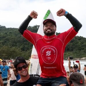 Adriano de Souza Instagram - Encerro mais um ano competitivo, foi um ano lindo, competir em lugares muito irado, Portugal, Maldivas e França 🥰
Hoje a competição me deixa em um estado onde eu tenho a obrigação de me cuidar, ir pra academia, mesmo não fazendo c a intensidade do passado, mas já é uma grande vítoria.
Muitas pessoas me falam, mas você não se aposentou e tal!
Bom, eu encerrei o meu ciclo no Mundial de Surf, lá ficou por completo, e no Brasil ainda pretendo ficar uns anos competindo por aqui, me sinto bem, vejo o quanto eu me sinto bem em vestir uma lycra, viajar pelo Brasil e competir em lugares onde eu nunca tive a chance.
Agradeço a minha familia, amigos e patrocinadores.
Até 2024 🚀 I will be 🔙