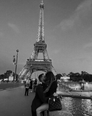 Adriano de Souza Instagram - Uma viagem para os 📚📕 Paris você é um ♥️🇫🇷🍷