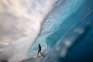 Adriano de Souza Instagram - Que dia para finalizar a minha viagem🙏, paraíso, sessão de surf com os amigos 💣
📸 @paullavoine 
@fisswofficial 
@marco_gregori 
@leofioravanti 
Better days are coming 🙏