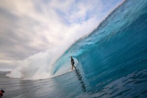 Adriano de Souza Instagram - Que dia para finalizar a minha viagem🙏, paraíso, sessão de surf com os amigos 💣
📸 @paullavoine 
@fisswofficial 
@marco_gregori 
@leofioravanti 
Better days are coming 🙏