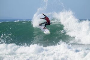 Adriano de Souza Instagram - Hoje o dia foi todo pra mim 🥰 peguei a melhor onda do campeonato no dia de hoje.
J Bay você é especial 🇿🇦❤️
📸 @redbullbr @redbullsurfing @craigkolesky