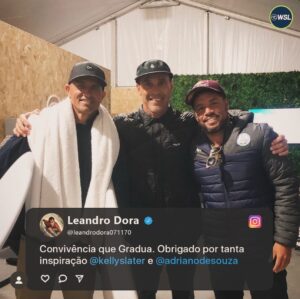 Adriano de Souza Instagram - Convivência que gradua ❤️ Foram 20 anos da minha vida competitiva observando o quanto o @kellyslater dominava as situações dificies, eu fui um grande admirador, observava de perto tudo que ele fazia, mesmo ele nunca até hoje não dizer o que fez para melhorar as suas habilidades, sempre ficou no ar, como que uma pessoa em 30 anos 🚀 na agua, não faz nada paralelo, sempre observei suas entrevistas pra tentar pegar algo e sempre ouvi, não faço muita coisa a não se divertir, bom espero saber um dia 😂 para que os meninos de hoje possa seguir os seus passos.
Outro lado das competições de alto nivel é legal você vai curtir, bem vindo ao clube dos aposentados 😂🤝 Obrigado por tudo e todo surfista de alma te ama/

Coexistence that graduates ❤️ It was 20 years of my competitive life observing how much @kellyslater dominated difficult situations, I was a great admirer, I closely observed everything he did, even though he never showing to this day, says what he did to improve his skills, it was always up in the air, like a person in 30 years 🚀 in the water, he doesn't do anything parallel, I always watched his interviews to try to catch something and I always listened, I don't do much other than have fun, well I hope to know one day 😂 so that today's young surfers can follow in their footsteps.
Another side of high level competitions is cool, you will enjoy it, welcome to the retirees club 😂🤝 Thank you for everything and every surfer source and heart loves you including me ❤️🥰 #stillhaveyourboardathome