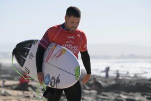 Adriano de Souza Instagram - Hoje o dia foi todo pra mim 🥰 peguei a melhor onda do campeonato no dia de hoje.
J Bay você é especial 🇿🇦❤️
📸 @redbullbr @redbullsurfing @craigkolesky