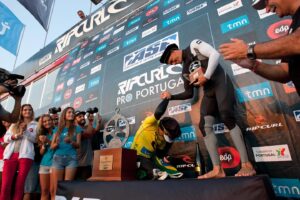 Adriano de Souza Instagram - 18 de out o dia histórico na minha vida, @kellyslater foi simplesmente a minha maior referencia no esporte, brigamos, surfamos e no final só gostaria de demostrar todo o respeito.

October 18th was a historic day in my life, @kellyslater was simply my biggest reference in the sport, we fought, we surfed and in the end I just wanted to show all the respect.

#maioresmomentosdavida  #12years #12anos #momentsneverforgotten
