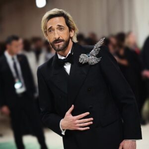 Adrien Brody Instagram - 👱🏽Blondes DO have more fun 😂 
Especially at #metgala rocking the stunning LIFE 2020 brooch by @elsajin519 and @maisonmargiela tux 💎🕺🏻✨ @gettyentertainment @metcostumeinstitute @voguemagazine