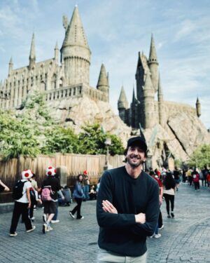 Adrien Brody Instagram - Thank you @unistudios for the star treatment and for hosting us! ⭐️ 🎥 🧟🧛🏻🦍🦖🌊🦈 ☀️