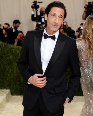 Adrien Brody Instagram - Sometimes classic is best 🥂
@gettyentertainment
@metcostumeinstitute
@voguemagazine @dior @mrkimjones @marchesafashion #metgala
