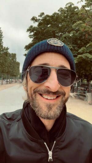 Adrien Brody Instagram - Smile in any weather, in any language🗽 #blessup