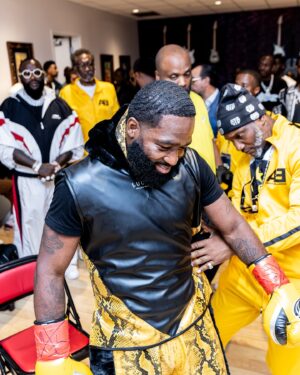 Adrien Broner Instagram - God sent me a message and I see he isn’t done with me I’ve been doing things the wrong way and tarnishing all the blessings and chances he has been giving me I’ve made my mind up and I’m taking full advantage of this opportunity he is giving me today I see everything more clear and I have a better understanding with myself “The Problem” will be back soon!!!!!!!!! #AboutBillions🆎