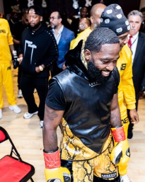 Adrien Broner Instagram - God sent me a message and I see he isn’t done with me I’ve been doing things the wrong way and tarnishing all the blessings and chances he has been giving me I’ve made my mind up and I’m taking full advantage of this opportunity he is giving me today I see everything more clear and I have a better understanding with myself “The Problem” will be back soon!!!!!!!!! #AboutBillions🆎
