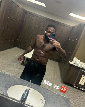 Adrien Broner Instagram - Yall probably wondering why I keep posting pics of my body and it’s because I know where I came back from I went from drinking everyday down and out and once everybody turned they back on me it only put me more into depression and on a drinking binge then I got a call from my baby bro @gervontaa and he told me to come do camp with him and I’ve been on track ever since and he’s been pushing me everyday so with that being said I just wanna thank you TANK as a man and #RealNigga let’s get what a mf deserve out this boxing shit and laugh together on a island at the end!!!! #Brothas4L