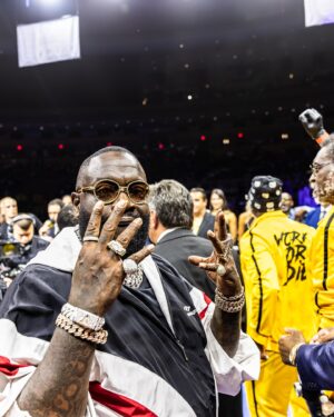 Adrien Broner Instagram - God sent me a message and I see he isn’t done with me I’ve been doing things the wrong way and tarnishing all the blessings and chances he has been giving me I’ve made my mind up and I’m taking full advantage of this opportunity he is giving me today I see everything more clear and I have a better understanding with myself “The Problem” will be back soon!!!!!!!!! #AboutBillions🆎