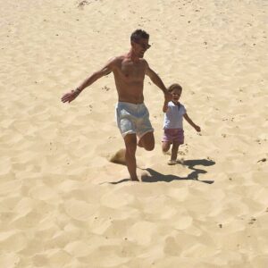 Adrien Silva Instagram - Tinha 8 anos quando deixei a França, mas nunca me esqueci destes lugares onde vivi parte da minha infância e que fazem parte da minha história. Foram três dias dedicados à família e a reviver momentos únicos do meu passado ❤️ 

#SilvaFamily #memories