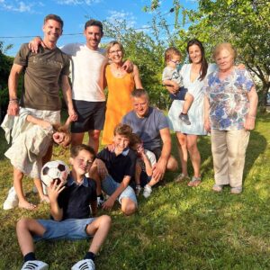 Adrien Silva Instagram - Tinha 8 anos quando deixei a França, mas nunca me esqueci destes lugares onde vivi parte da minha infância e que fazem parte da minha história. Foram três dias dedicados à família e a reviver momentos únicos do meu passado ❤️ 

#SilvaFamily #memories
