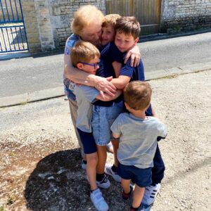 Adrien Silva Instagram - Tinha 8 anos quando deixei a França, mas nunca me esqueci destes lugares onde vivi parte da minha infância e que fazem parte da minha história. Foram três dias dedicados à família e a reviver momentos únicos do meu passado ❤️ 

#SilvaFamily #memories